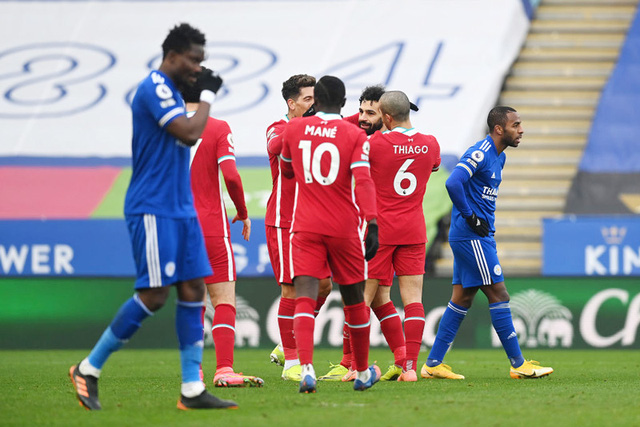 Alisson lại sai lầm, Liverpool thua ngược thất vọng trên sân Leicester City - Ảnh 1.