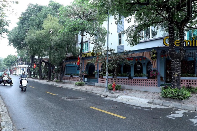 Hà Nội đóng cửa quán ăn đường phố, các quán ăn phục vụ trong nhà phải đảm bảo giãn cách 2m - Ảnh 1.