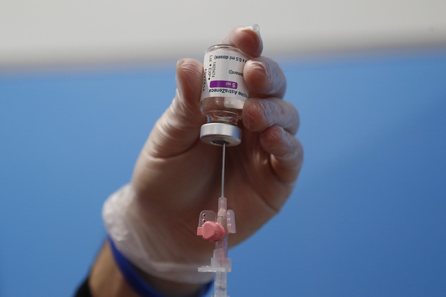 Australia cấp phép cho vaccine COVID-19 của AstraZeneca - Ảnh 1.