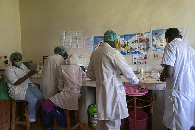 Dịch Ebola bùng phát, WHO cảnh báo 6 quốc gia châu Phi cần theo dõi các ca nghi nhiễm - Ảnh 2.