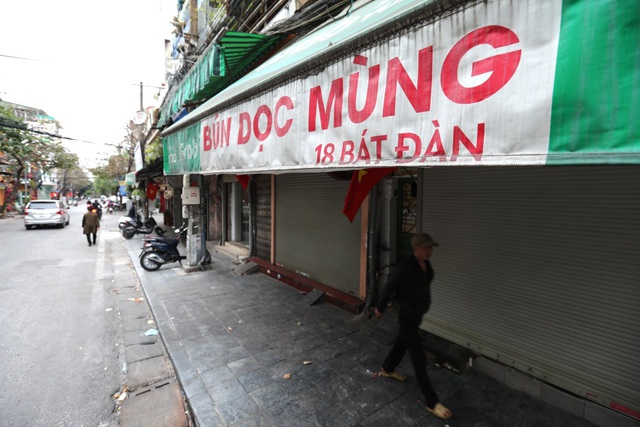 Hàng ăn, uống đường phố Hà Nội đóng cửa, quán trong nhà dựng vách ngăn - Ảnh 8.