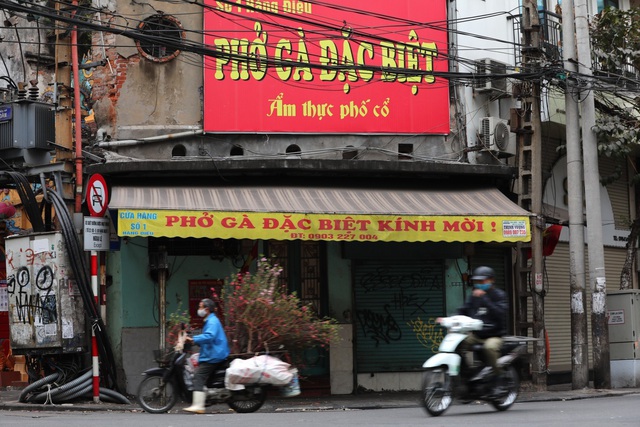 Hàng ăn, uống đường phố Hà Nội đóng cửa, quán trong nhà dựng vách ngăn - Ảnh 7.