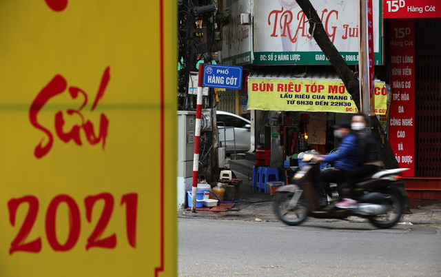 Hàng ăn, uống đường phố Hà Nội đóng cửa, quán trong nhà dựng vách ngăn - Ảnh 6.