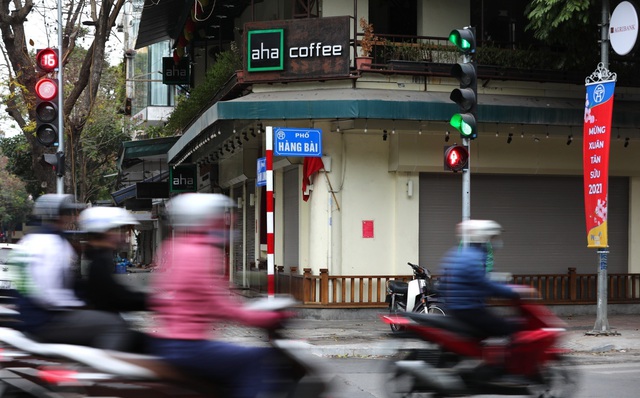 Hàng ăn, uống đường phố Hà Nội đóng cửa, quán trong nhà dựng vách ngăn - Ảnh 4.