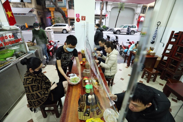 Hàng ăn, uống đường phố Hà Nội đóng cửa, quán trong nhà dựng vách ngăn - Ảnh 2.