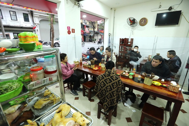 Hàng ăn, uống đường phố Hà Nội đóng cửa, quán trong nhà dựng vách ngăn - Ảnh 1.