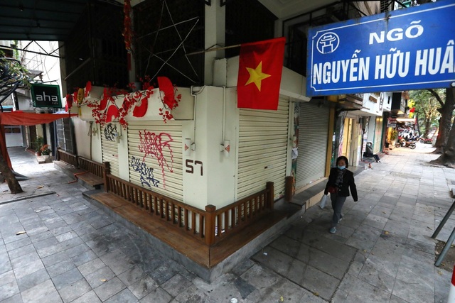 Hàng ăn, uống đường phố Hà Nội đóng cửa, quán trong nhà dựng vách ngăn - Ảnh 10.