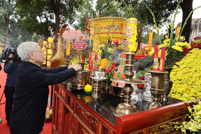 Tổng Bí thư, Chủ tịch nước dâng hương và trồng cây lưu niệm tại Hoàng Thành Thăng Long - Ảnh 1.