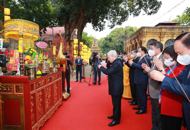 Tổng Bí thư, Chủ tịch nước dâng hương và trồng cây lưu niệm tại Hoàng Thành Thăng Long - Ảnh 3.