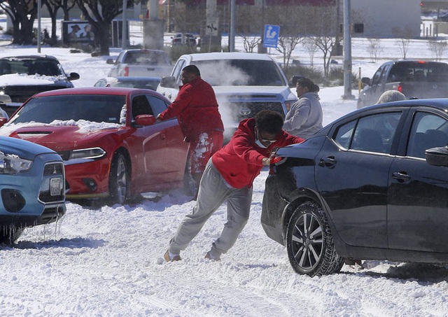 Các doanh nghiệp “đóng băng” trong bão tuyết kỷ lục tại Mỹ - Ảnh 1.