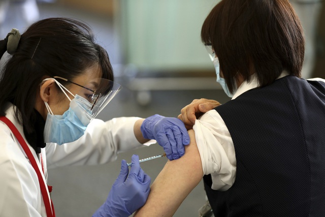 Nhật Bản ghi nhận chỉ hơn 1.400 ca mắc COVID-19 mới trong ngày tiêm vaccine đầu tiên - Ảnh 2.