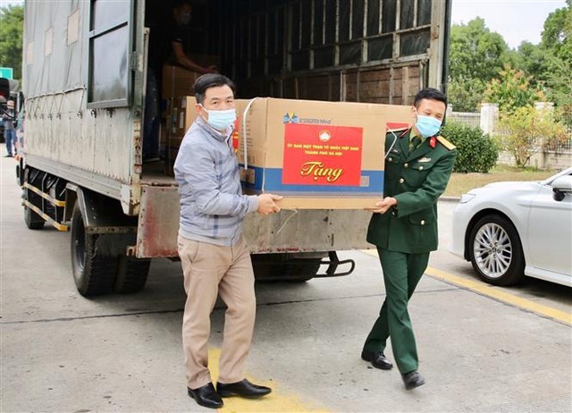Hà Nội hỗ trợ tỉnh Hải Dương 2 tỷ đồng và 50.000 khẩu trang y tế - Ảnh 1.