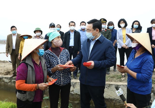 Bí thư và Chủ tịch TP Hà Nội xuống đồng động viên nông dân sản xuất - Ảnh 6.