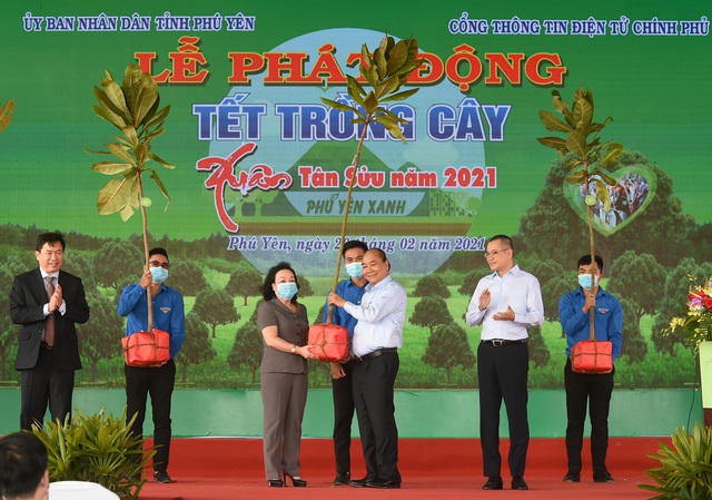 Thủ tướng Nguyễn Xuân Phúc tham dự Tết trồng cây xuân Tân Sửu - Ảnh 1.