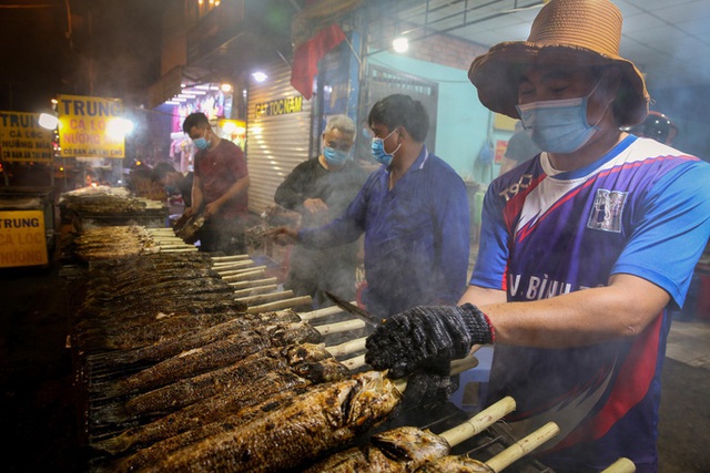 Nướng cá lóc xuyên đêm phục vụ ngày Vía Thần Tài tại TP Hồ Chí Minh - Ảnh 1.