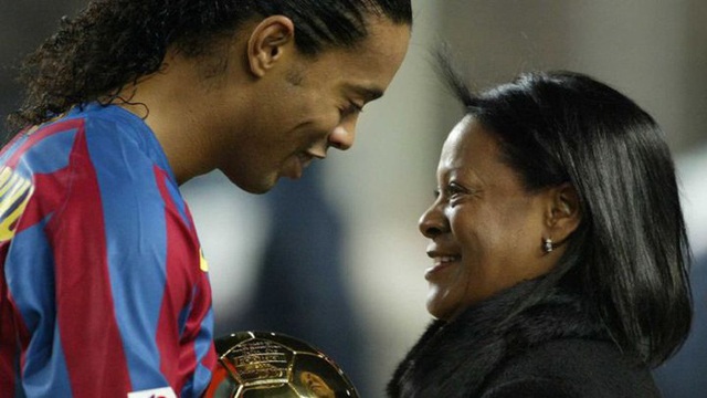 Mẹ của Ronaldinho qua đời vì COVID-19 - Ảnh 2.