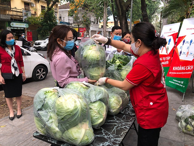 
Hanoians joining hand to “rescue” agricultural products from COVID-19 hit localities. (Photo: NDO)
