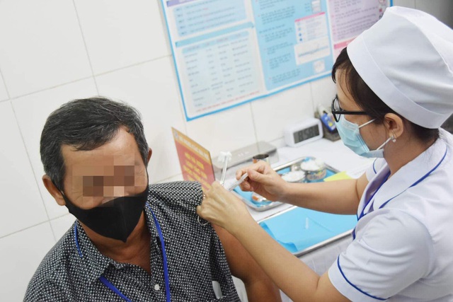 Gần 40 tình nguyện viên tiêm thử nghiệm lâm sàng vaccine Nanocovax giai đoạn 2 tại Long An - Ảnh 1.