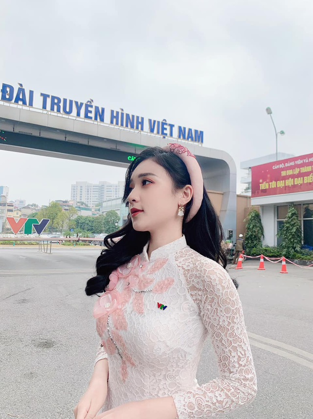 Với áo dài truyền thống và nhan sắc tuyệt vời, cô nữ MC xinh đẹp trông thật gợi cảm và quyến rũ trong từng bức hình. Hãy tới xem để được chiêm ngưỡng sự thanh lịch, tinh tế và kiêu sa của người phụ nữ Việt Nam thông qua trang phục truyền thống xinh đẹp này.