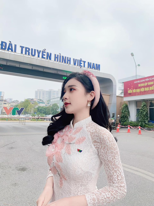 Cặp nữ MC xinh đẹp của VTV kết nối rạng rỡ trong áo dài - Ảnh 1.