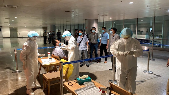 Tin đồn 20 trường hợp nhiễm COVID-19 tại sân bay Tân Sơn Nhất là không chính xác - Ảnh 1.