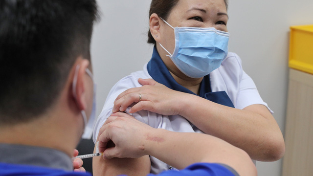 Singapore: Nhân viên y tế bị tiêm nhầm 5 liều vaccine COVID-19 - Ảnh 1.