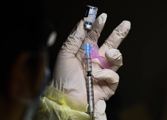 Moderna thử nghiệm lâm sàng vaccine ngừa biến chủng virus ở Nam Phi - Ảnh 1.