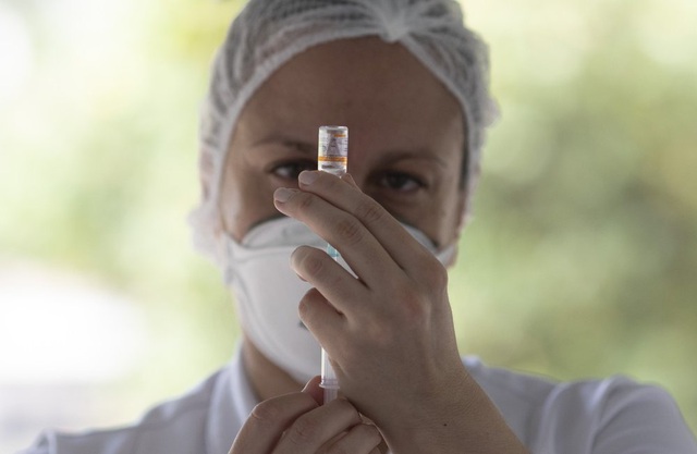 Indonesia phê duyệt vaccine Sinovac cho người cao tuổi - Ảnh 1.