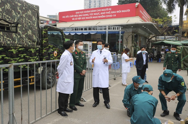 4 tiếng hoàn thành Bệnh viện dã chiến 64 giường bệnh tại Bệnh viện Bạch Mai - Ảnh 1.