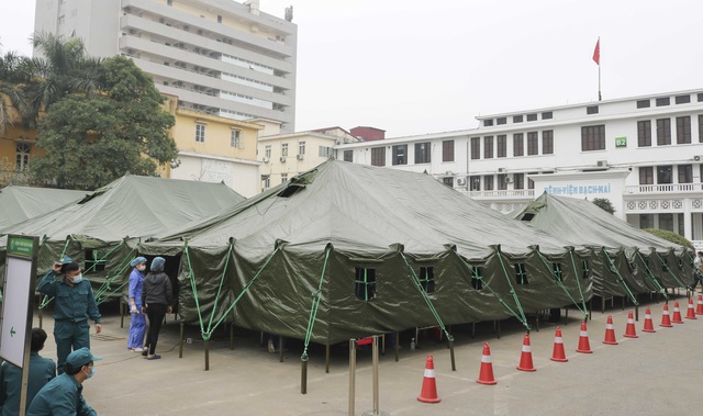 4 tiếng hoàn thành Bệnh viện dã chiến 64 giường bệnh tại Bệnh viện Bạch Mai - Ảnh 4.