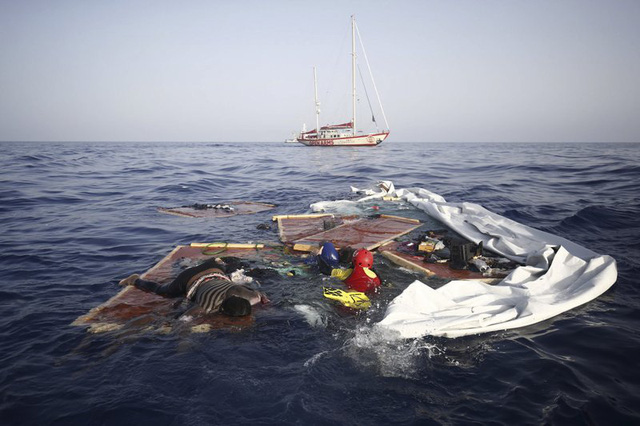 Giải cứu khoảng 100 người di cư ngoài khơi Libya - Ảnh 1.