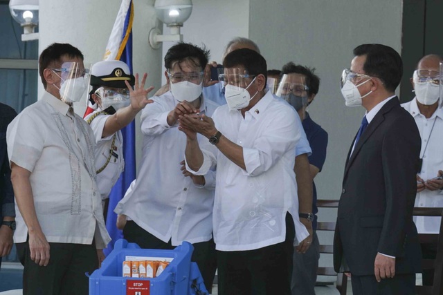 Philippines tiếp nhận lô vaccine Sinovac đầu tiên do Trung Quốc viện trợ - Ảnh 1.