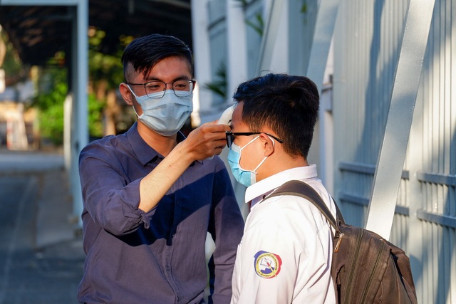 TP. Hồ Chí Minh: Học sinh đeo khẩu trang, đo thân nhiệt trước khi vào trường học - Ảnh 1.
