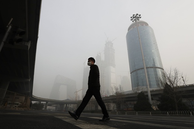 Không khí ô nhiễm  nghiêm trọng, Bắc Kinh yêu cầu các trường học dừng hoạt động ngoài trời - Ảnh 1.