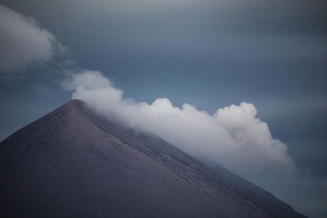 Núi lửa San Cristobal cao nhất tại Nicaragua phun trào - Ảnh 1.