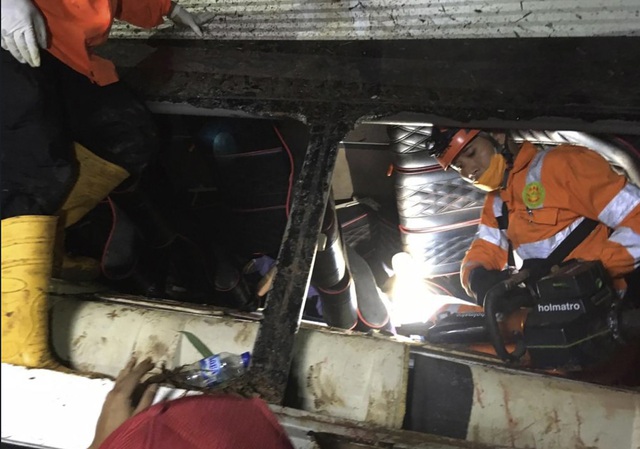 Xe bus chở học sinh lao xuống vực ở Indonesia, ít nhất 27 người thiệt mạng - Ảnh 3.
