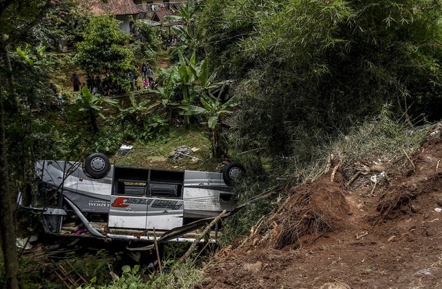 Xe bus chở học sinh lao xuống vực ở Indonesia, ít nhất 27 người thiệt mạng - Ảnh 1.