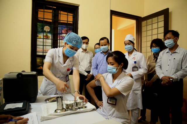 Bắc Giang tiêm vaccine phòng COVID-19 cho cán bộ, nhân viên y tế - Ảnh 3.