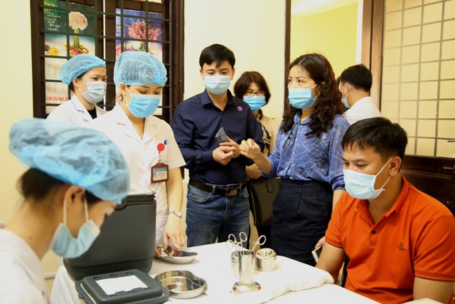 Bắc Giang tiêm vaccine phòng COVID-19 cho cán bộ, nhân viên y tế - Ảnh 2.
