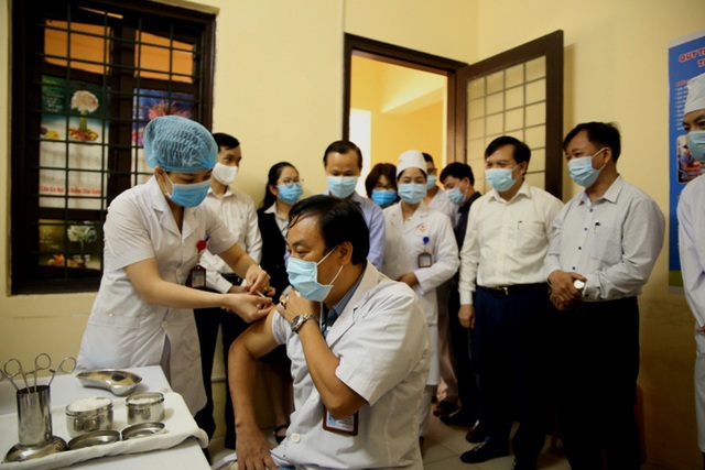 Bắc Giang tiêm vaccine phòng COVID-19 cho cán bộ, nhân viên y tế - Ảnh 1.