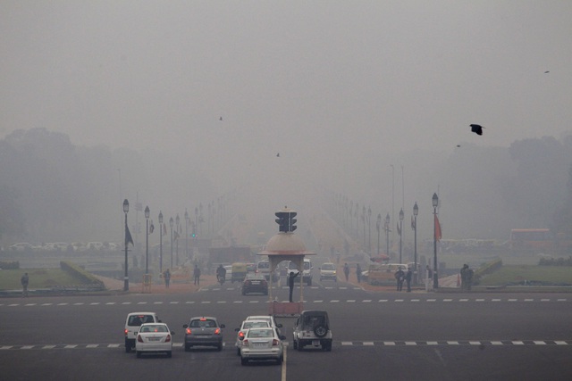 Nhiều khu vực ở Trung Quốc ô nhiễm nặng, ban ngày sương mù dày đặc, không có nắng - Ảnh 1.