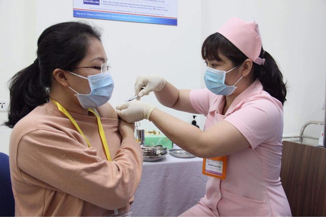 Tiêm vaccine ảnh hưởng đến tăng trưởng kinh tế Việt Nam - Ảnh 1.