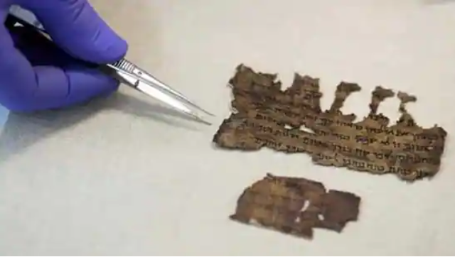 Israel phát hiện các mảnh vụn của cuộn kinh thánh có niên đại 2.000 năm - Ảnh 1.