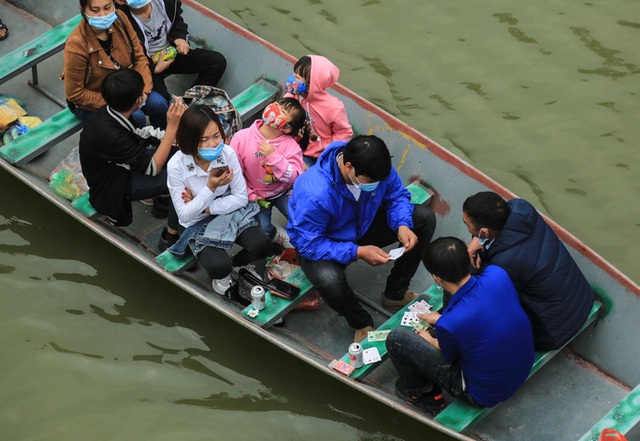 Du khách đánh bài ăn tiền trên thuyền khi đi lễ chùa Hương - Ảnh 1.
