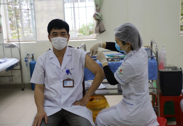 Bắc Ninh tiếp tục tiêm vaccine COVID-19 cho cán bộ y tế có nguy cơ cao - Ảnh 3.