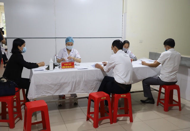 Bắc Ninh tiếp tục tiêm vaccine COVID-19 cho cán bộ y tế có nguy cơ cao - Ảnh 1.