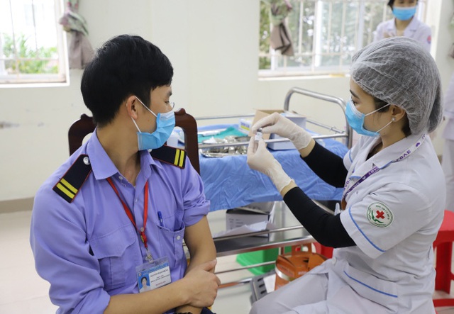 Bắc Ninh tiếp tục tiêm vaccine COVID-19 cho cán bộ y tế có nguy cơ cao - Ảnh 2.