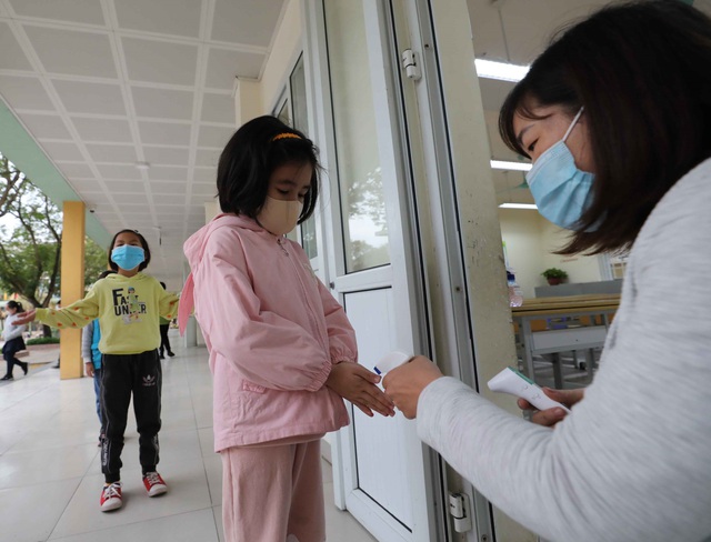 Hà Nội đảm bảo an toàn phòng, chống dịch COVID-19 ngay từ ngày đầu học sinh trở lại trường - Ảnh 5.
