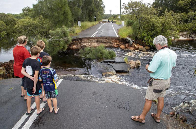 Mưa lớn gây lũ lụt kỷ lục, người dân Australia đi sơ tán hàng loạt - Ảnh 1.