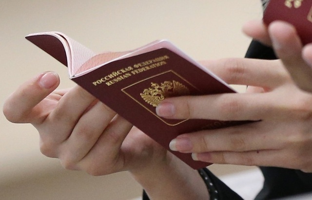 Nga tiến tới sử dụng hộ chiếu điện tử - Ảnh 1.